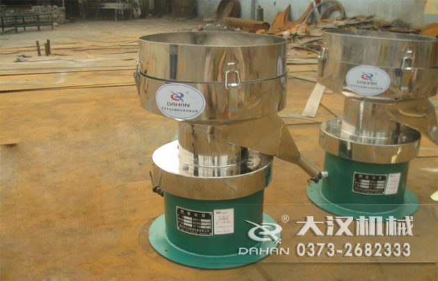 塗料振動篩底部為碳鋼材質，上半部分與無聊接觸的為不鏽鋼材質，這種產品能夠在成本上有所節約。