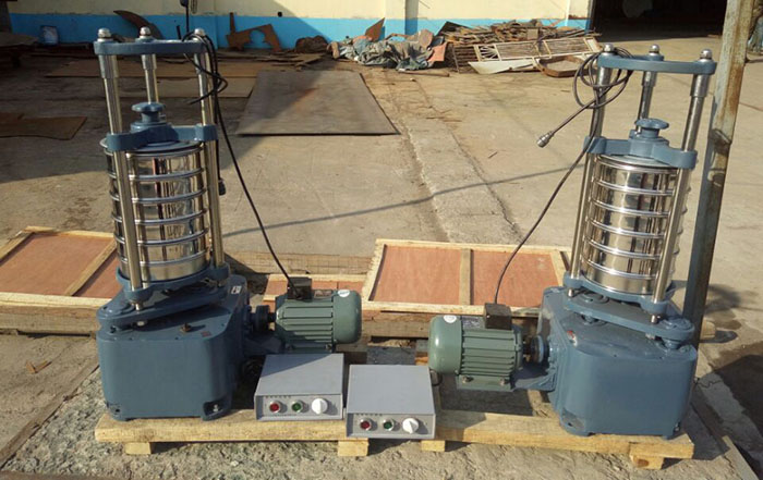 兩台帶篩框的頂擊式振篩機