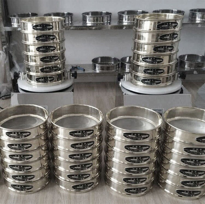 試驗篩采用SUS403不生鏽材質，篩框壁厚0.6mm經久耐用不變形，可耐400°高溫，可用於無機，有機溶液。